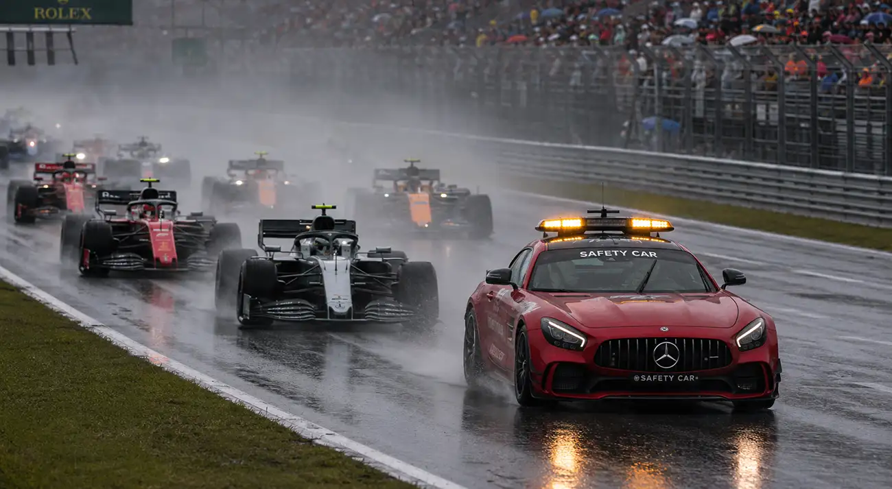 Safety car in pista durante un Gran Premio di Formula 1