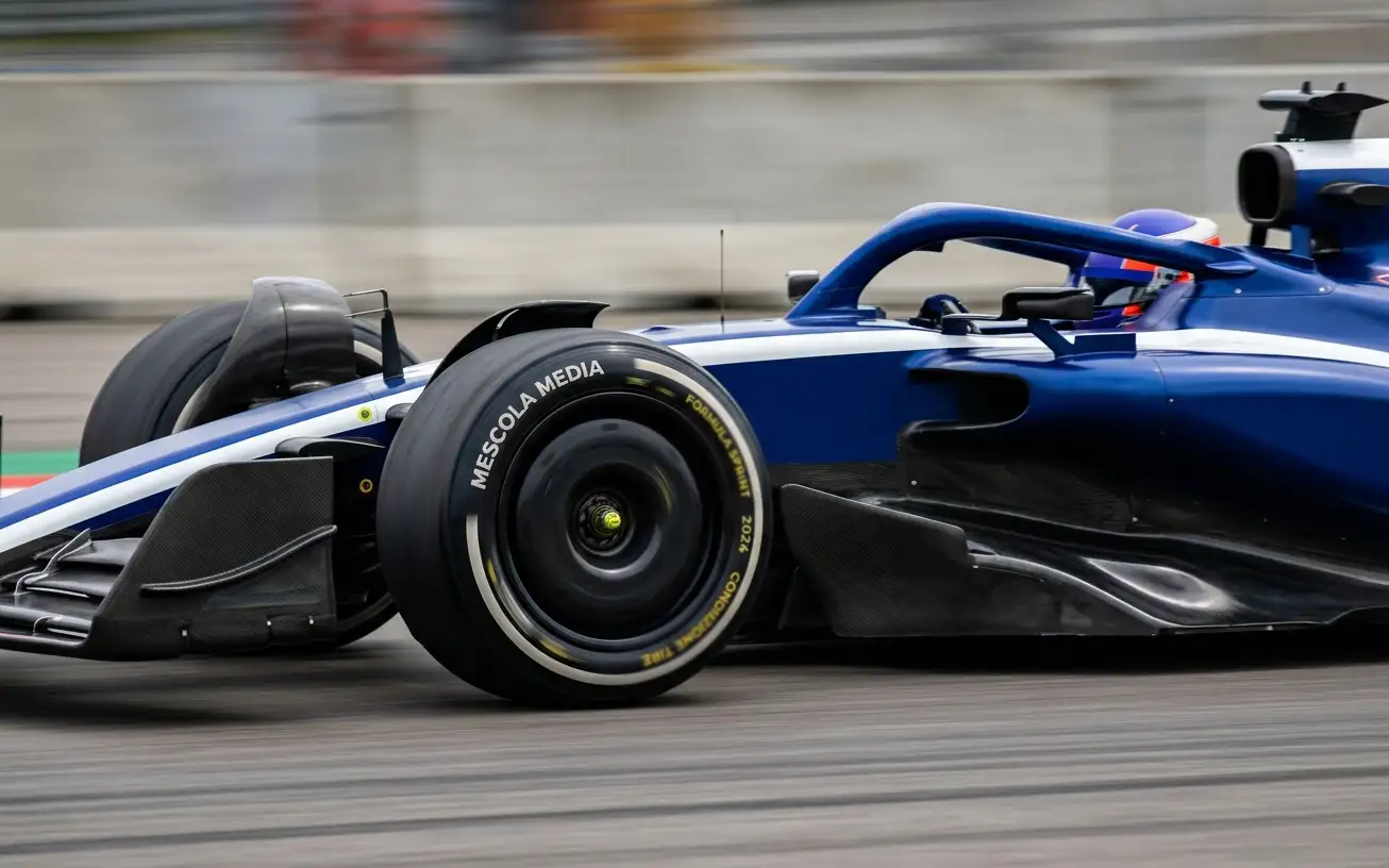 Monoposto di Formula 1 durante la sprint con mescola di gomme